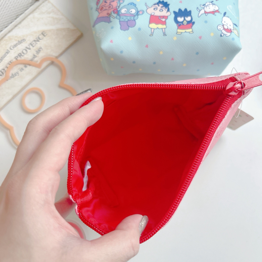 🎈彩虹尾巴🎈三麗鷗x蠟筆小新 收納萬用包 Kitty 酷企鵝 Hapidanbui 人魚漢頓 大眼蛙小物包 收納包-細節圖3