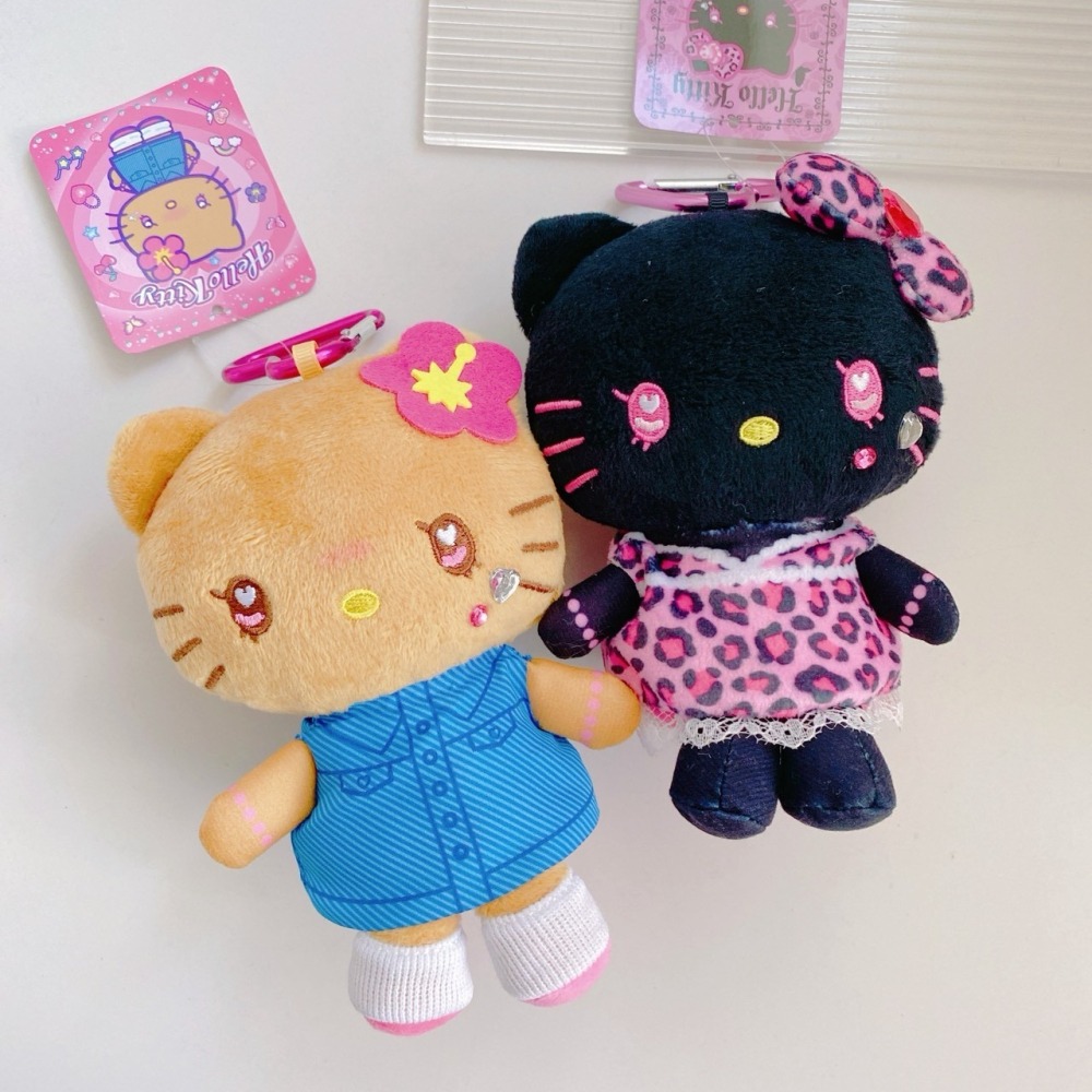 🎈彩虹尾巴🎈三麗鷗水汪汪豹紋系列愛心扣環娃娃包吊飾 KITTY 凱蒂貓 黑色平成辣妹 娃娃吊飾 玩偶 蝴蝶結 水鑽-細節圖4
