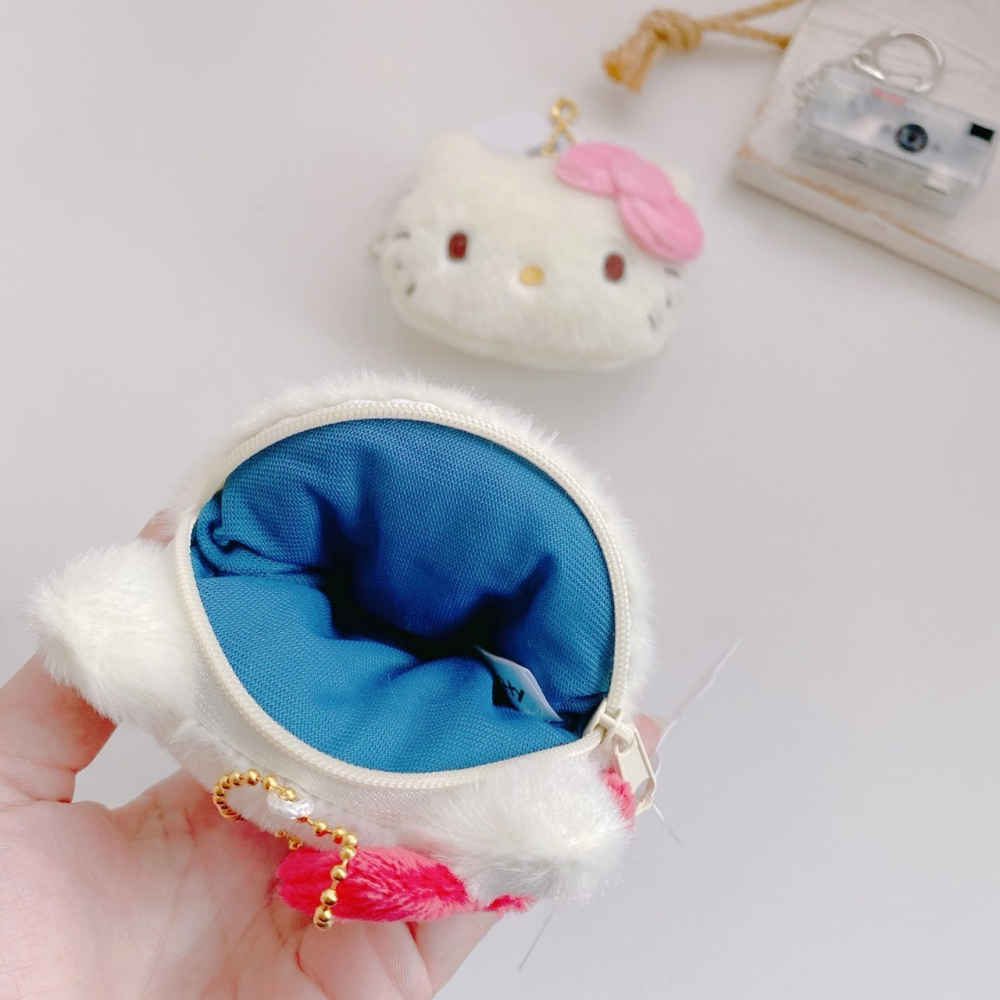 🎈彩虹尾巴🎈KITTY70年代系列大臉萬用包附珠鍊 凱蒂貓 大臉 大頭 絨毛 零錢包 絨毛吊飾 蝴蝶結-細節圖2