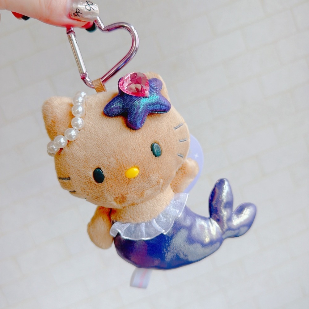 🎈彩虹尾巴🎈KITTY變裝美人魚愛心扣娃娃吊飾 凱蒂貓 紫色美人魚 日燒 烤焦色-細節圖6
