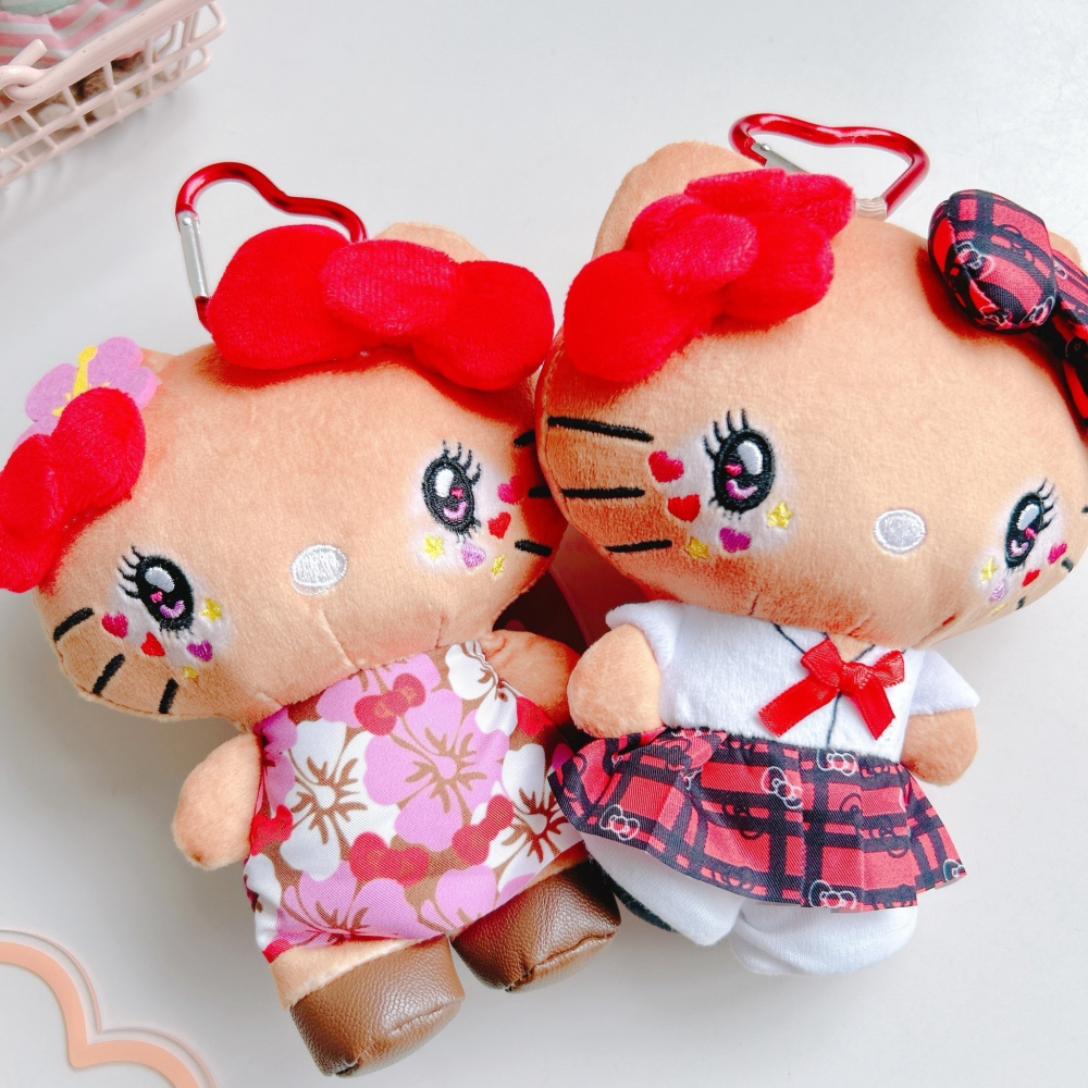 🎈彩虹尾巴🎈KITTY平成109辣妹娃娃小物包 三麗鷗 凱蒂貓 平成辣妹 烤焦色 辣妹風格 吊飾娃娃 愛心扣娃娃-細節圖2