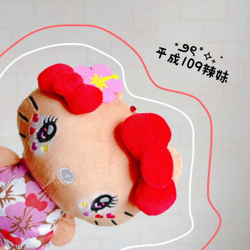 🎈彩虹尾巴🎈KITTY平成109辣妹娃娃小物包 三麗鷗 凱蒂貓 平成辣妹 烤焦色 辣妹風格 吊飾娃娃 愛心扣娃娃-細節圖6