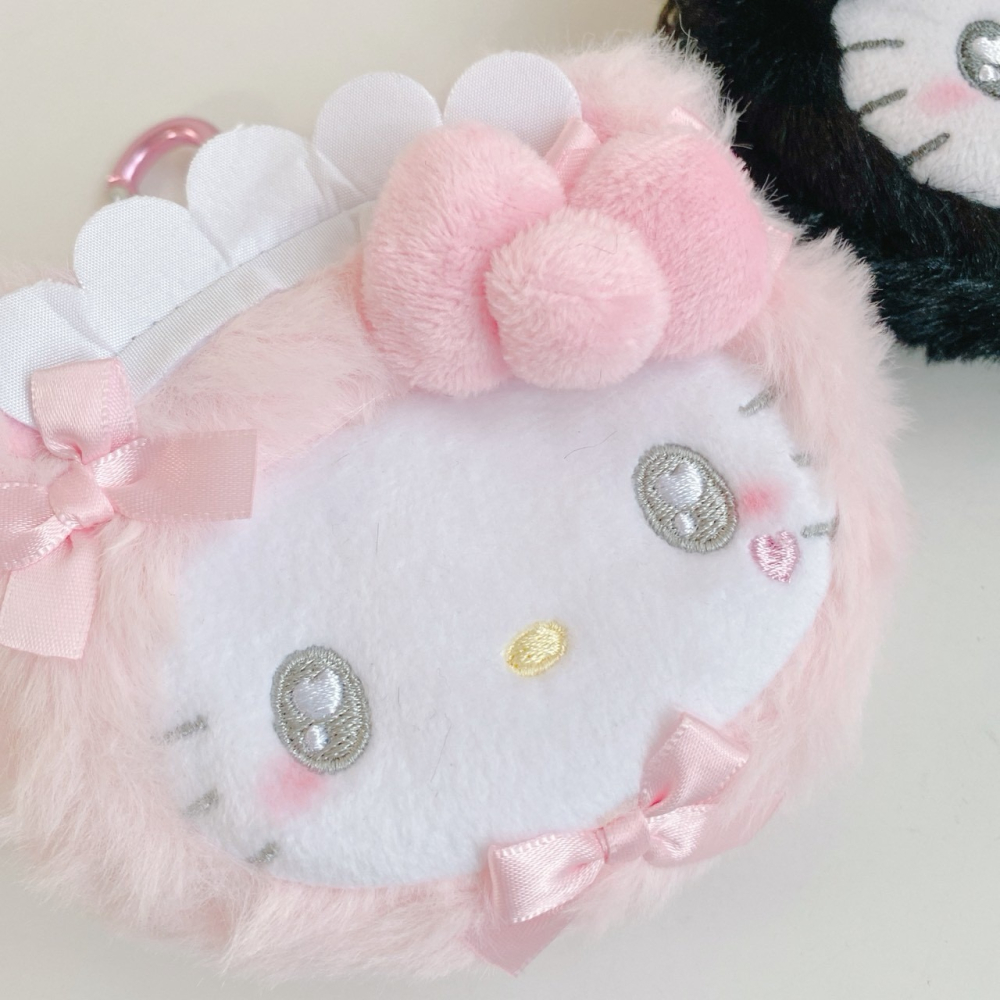 🎈彩虹尾巴🎈KITTY女僕系列愛心扣大臉零錢包 凱蒂貓 三麗鷗 絨毛造型化妝包附扣環 貓貓女僕-細節圖4