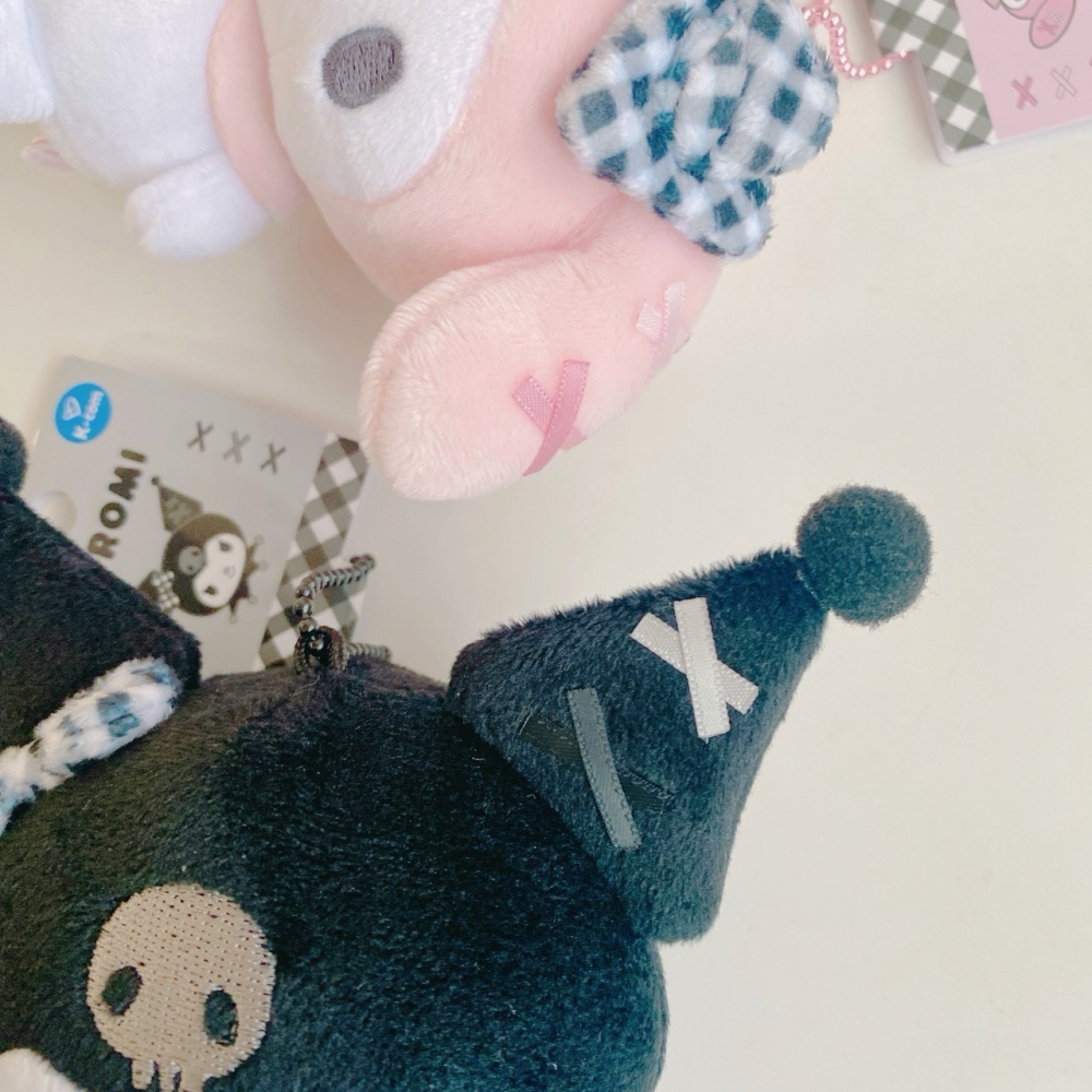 🎈彩虹尾巴🎈三麗鷗黑格紋系列珠鍊娃娃吊飾 美樂蒂 酷洛米 絨毛玩偶吊飾 蝴蝶結 黑白格紋-細節圖2