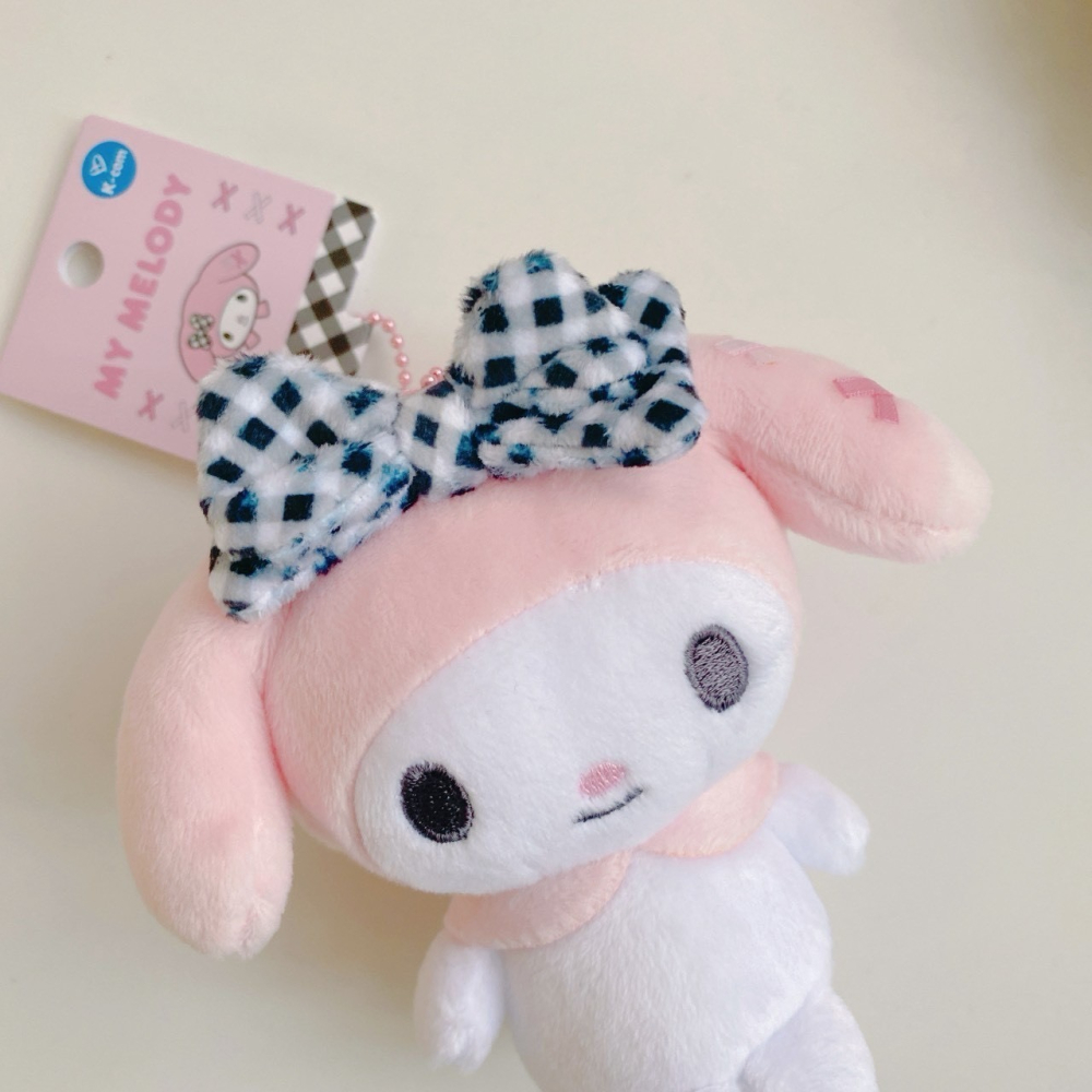 🎈彩虹尾巴🎈三麗鷗黑格紋系列珠鍊娃娃吊飾 美樂蒂 酷洛米 絨毛玩偶吊飾 蝴蝶結 黑白格紋-細節圖3