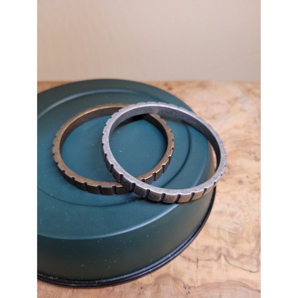 【鳩愛買】金屬簡約風造型手環一對（二手）-細節圖3