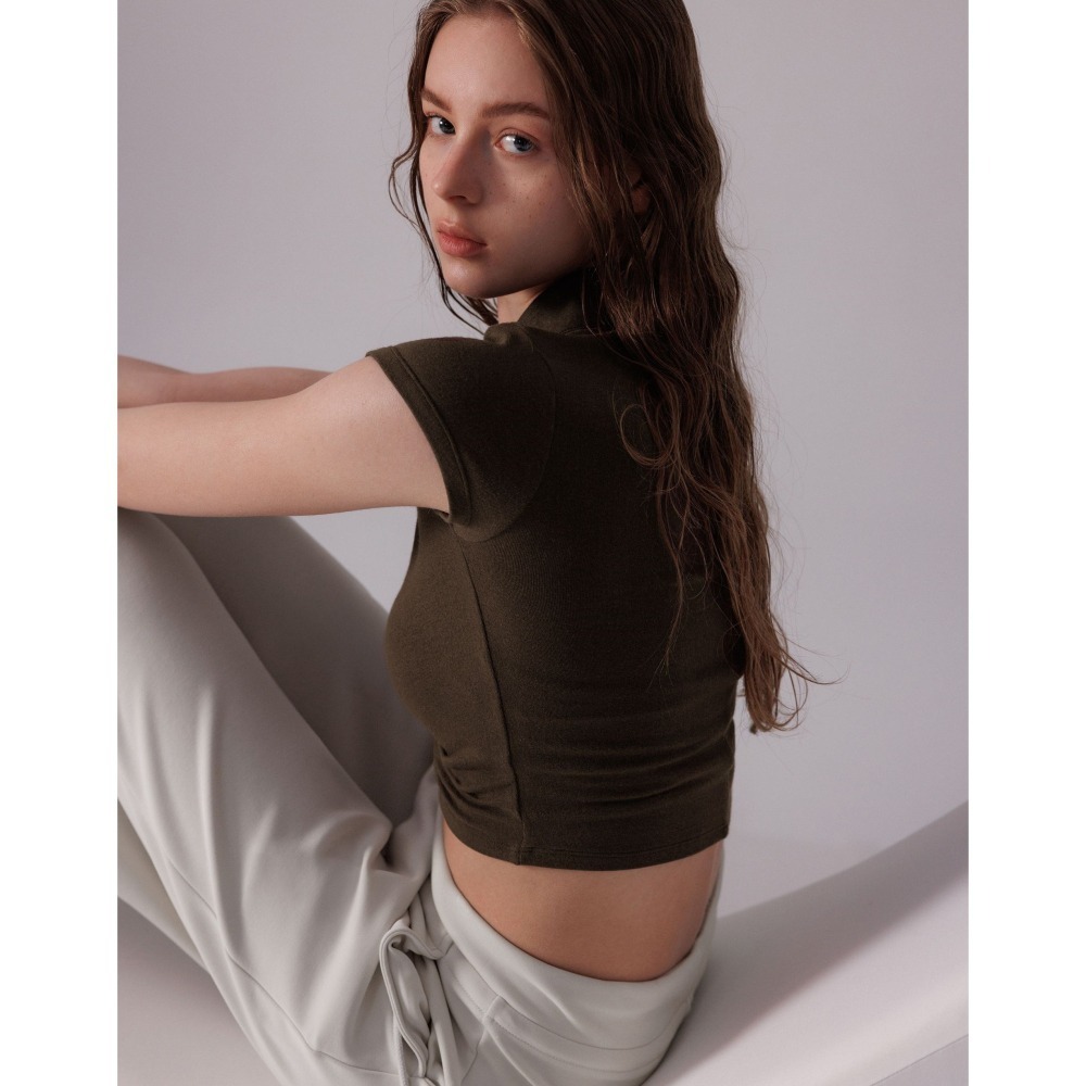 PAZZO POLO領柔彈小辣上衣(深咖/S)-細節圖3