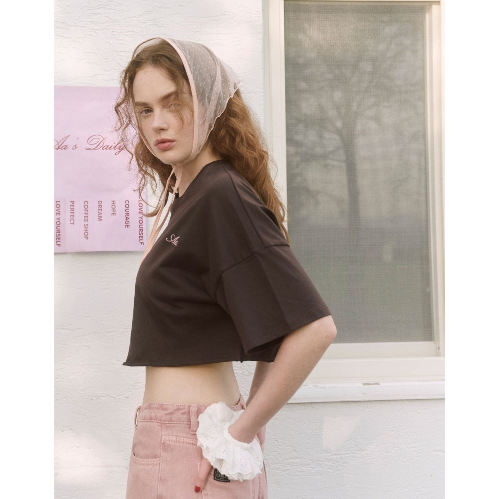 （全新）PAZZO 下擺不收邊LOGO刺繡造型短TEE(美式咖/S)-細節圖2