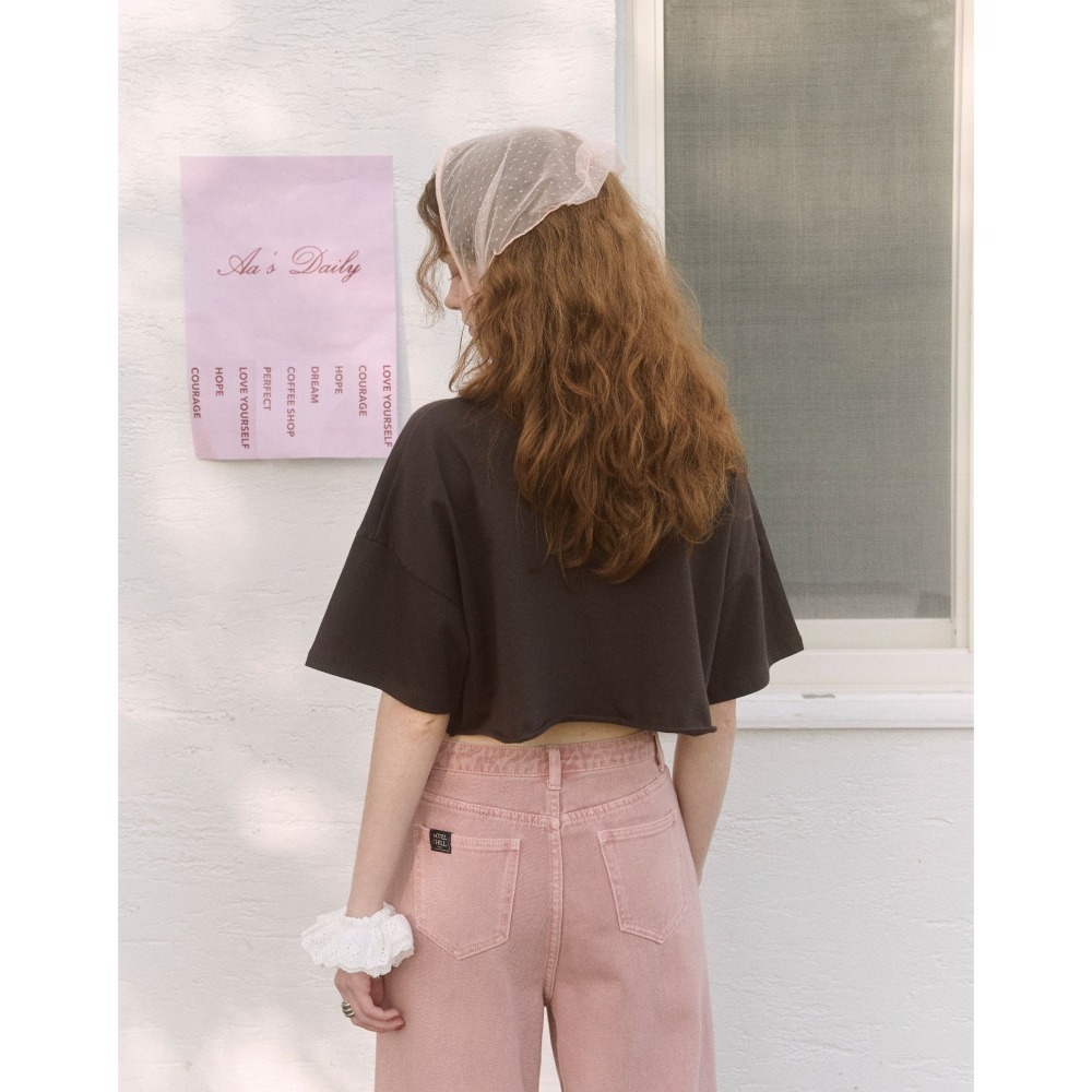 （全新）PAZZO 下擺不收邊LOGO刺繡造型短TEE(美式咖/S)-細節圖3