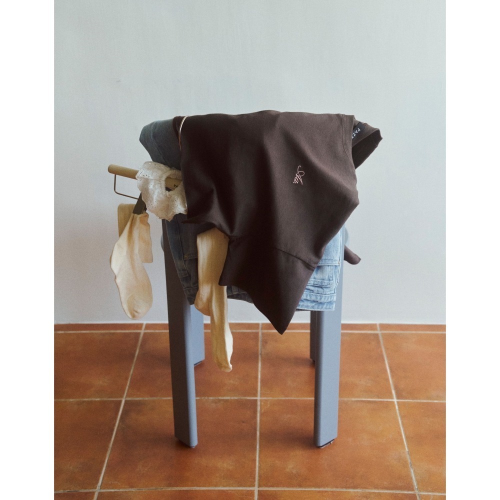 （全新）PAZZO 下擺不收邊LOGO刺繡造型短TEE(美式咖/S)-細節圖6