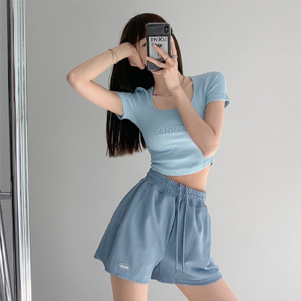 【JDUDS】美式復古修身刺繡字母短袖上衣 性感露肚臍低胸方領上衣 修身 顯瘦 短版上衣 性感 低胸上衣-細節圖5