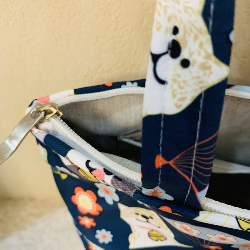 【JDUDS】🐾實用小物🐾日系不倒翁柴柴旅行手提袋 帆布袋 有拉鍊 有暗袋 便當袋 手拎包 媽咪包 防潑水包 化妝包-細節圖4