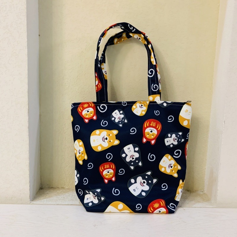 【JDUDS】🐾實用小物🐾日系不倒翁柴柴旅行手提袋 帆布袋 有拉鍊 有暗袋 便當袋 手拎包 媽咪包 防潑水包 化妝包-規格圖9