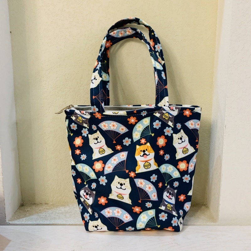 【JDUDS】🐾實用小物🐾日系不倒翁柴柴旅行手提袋 帆布袋 有拉鍊 有暗袋 便當袋 手拎包 媽咪包 防潑水包 化妝包-規格圖9