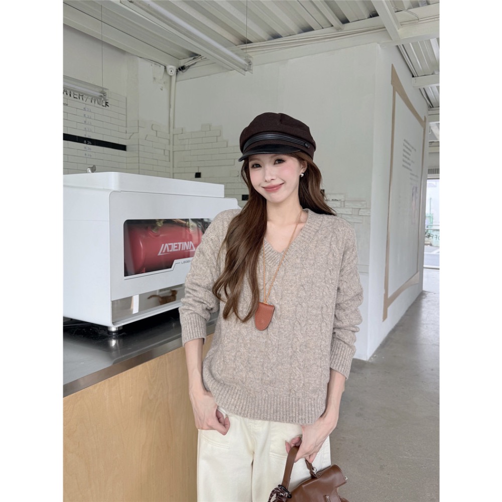 【菲灰及白】預購款_基礎款V領麻花秋季針織毛衣-細節圖3