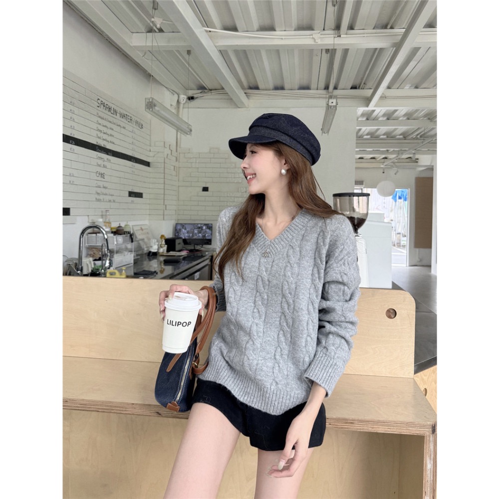 【菲灰及白】預購款_基礎款V領麻花秋季針織毛衣-細節圖5