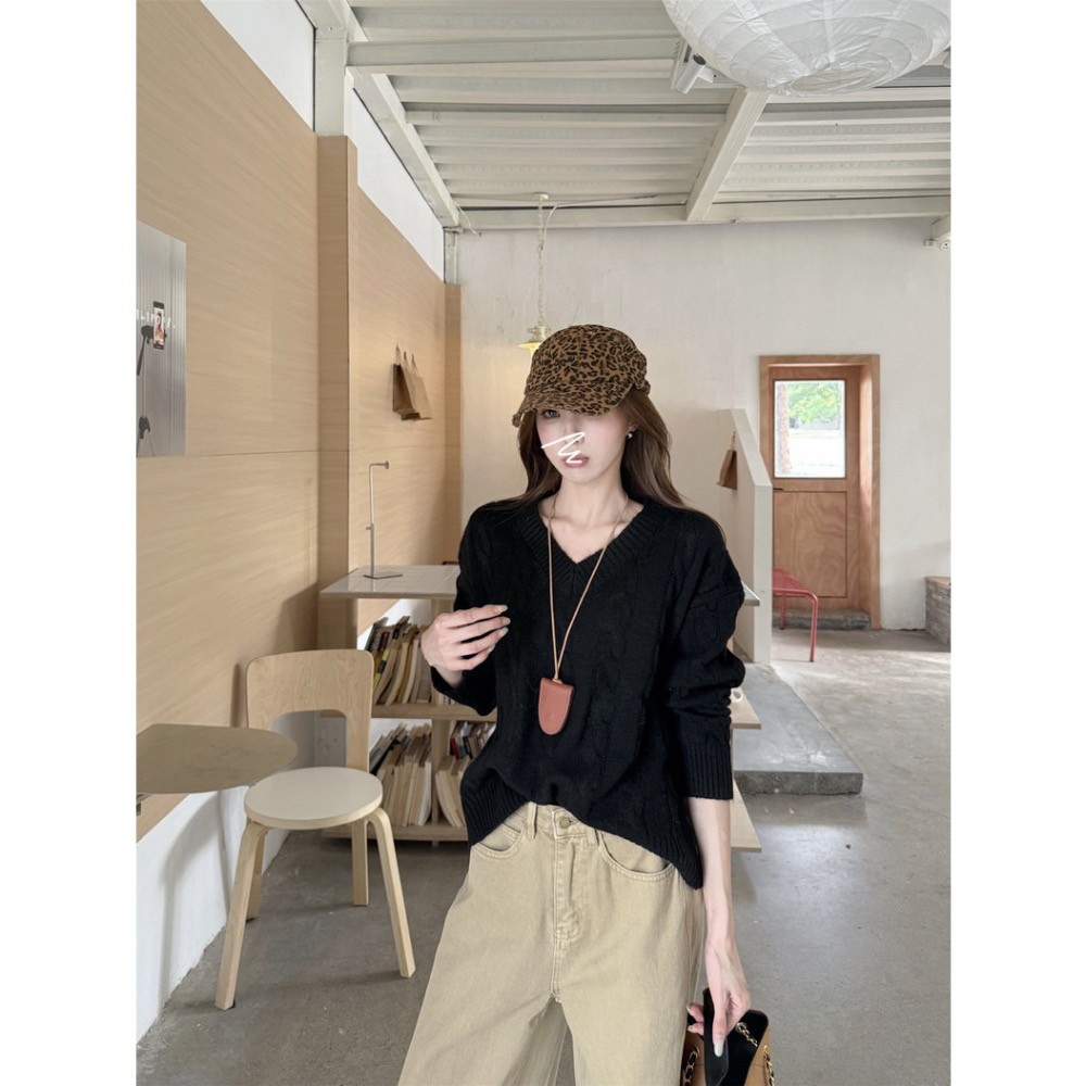 【菲灰及白】預購款_基礎款V領麻花秋季針織毛衣-細節圖6