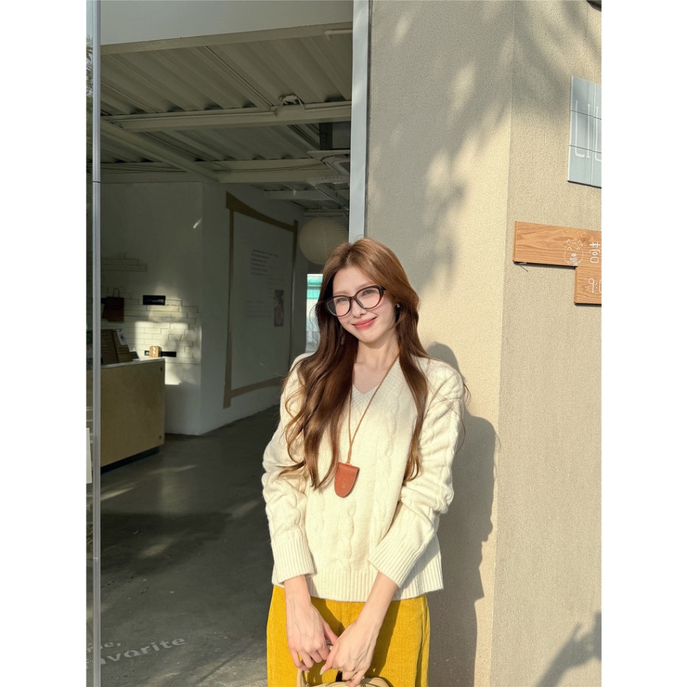 【菲灰及白】預購款_基礎款V領麻花秋季針織毛衣-細節圖9