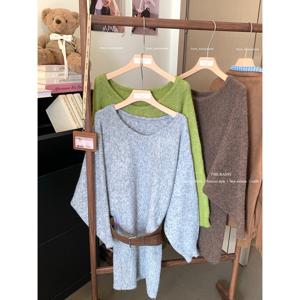 【菲灰及白】預購款_附皮帶 甜美收臀露肩長版針織毛衣洋-細節圖2