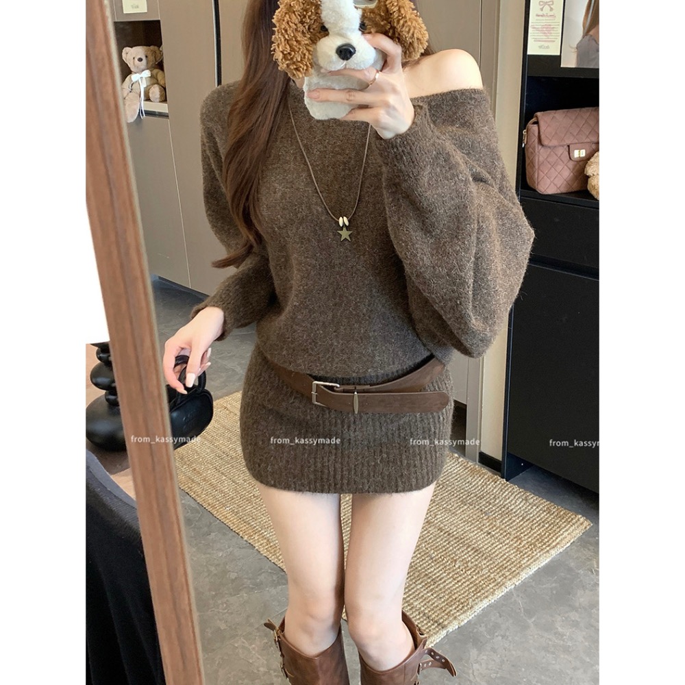 【菲灰及白】預購款_附皮帶 甜美收臀露肩長版針織毛衣洋-細節圖4