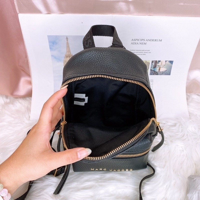 美國代購🇺🇸台灣現貨 Marc Jacobs 荔枝皮革 小後背 前口袋後背包-細節圖3