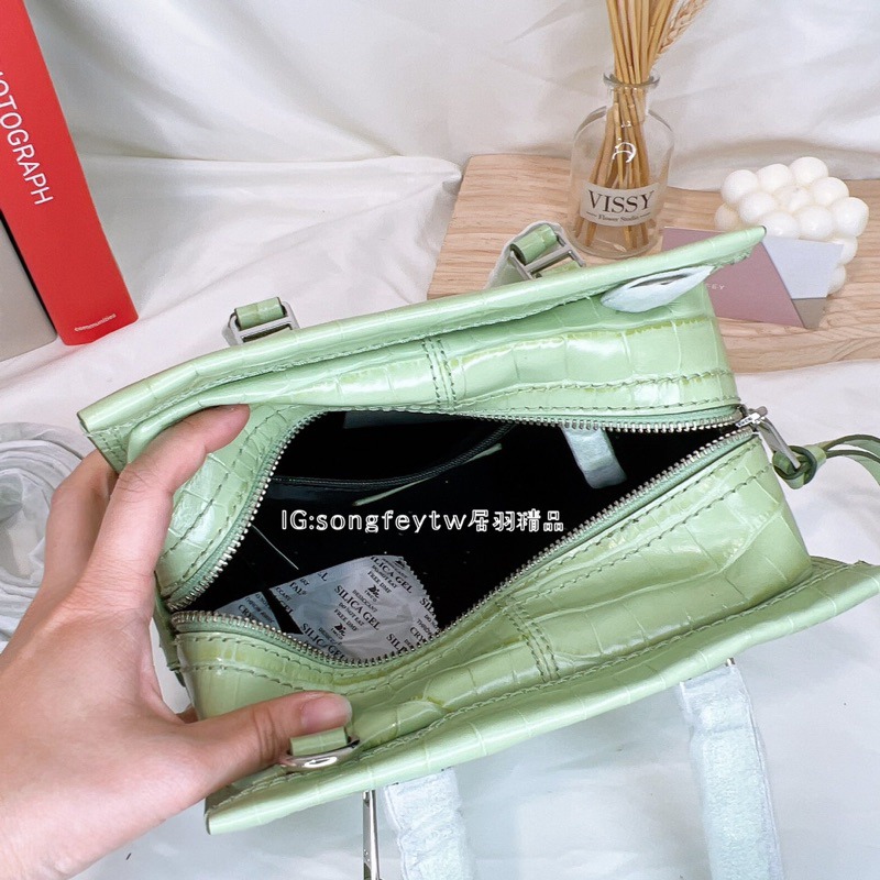 美國代購🇺🇸台灣現貨 MJ 壓紋 小款機車包 手提斜背包-細節圖2