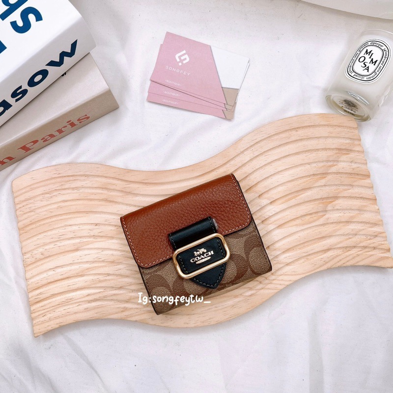 美國代購🇺🇸台灣現貨 Coach 新款 方釦短夾 兩折短夾-細節圖2