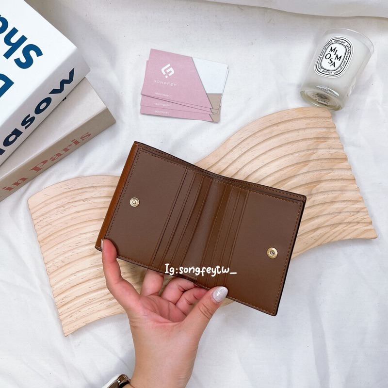 美國代購🇺🇸台灣現貨 Coach 新款 方釦短夾 兩折短夾-細節圖3