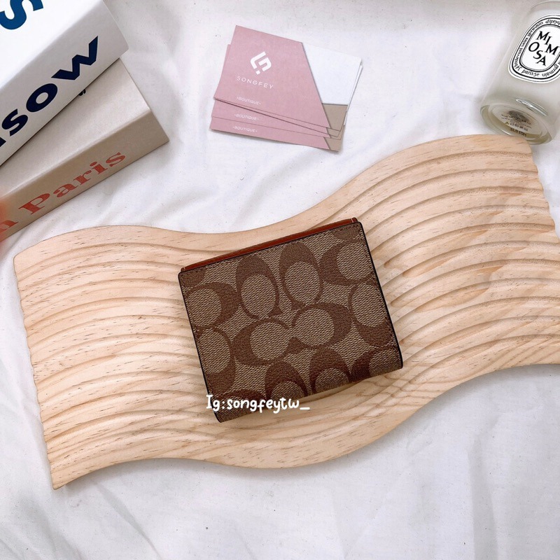 美國代購🇺🇸台灣現貨 Coach 新款 方釦短夾 兩折短夾-細節圖4