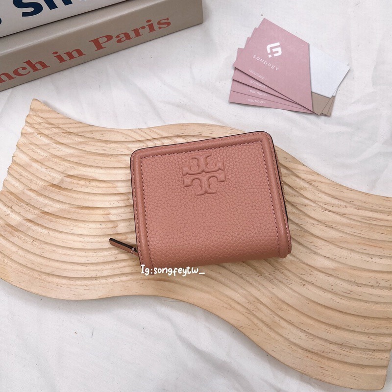 美國代購🇺🇸台灣現貨 Tory Burch 浮雕logo 兩折短夾-細節圖4