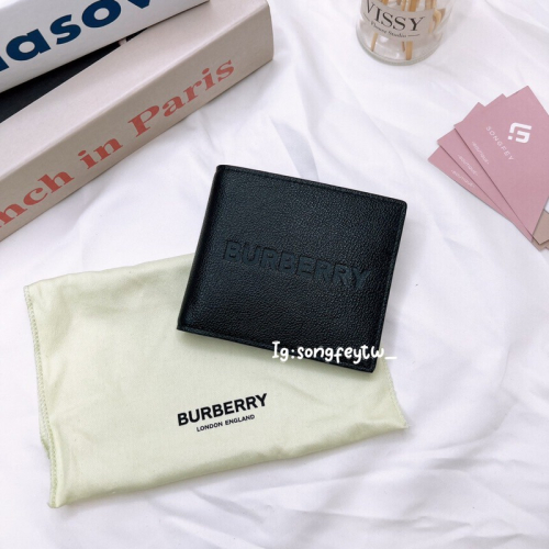 歐美代購 台灣現貨 BURBERRY 經典壓印LOGO 8卡男短夾 對開短夾