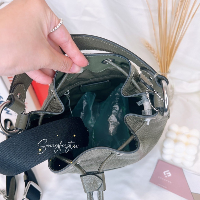 美國代購🇺🇸台灣現貨 Coach 圓logo 水桶包 肩背包 斜背包-細節圖2