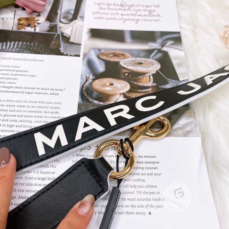 美國代購🇺🇸台灣現貨 MJ 專櫃款 字樣皮背帶 寬背帶-細節圖4