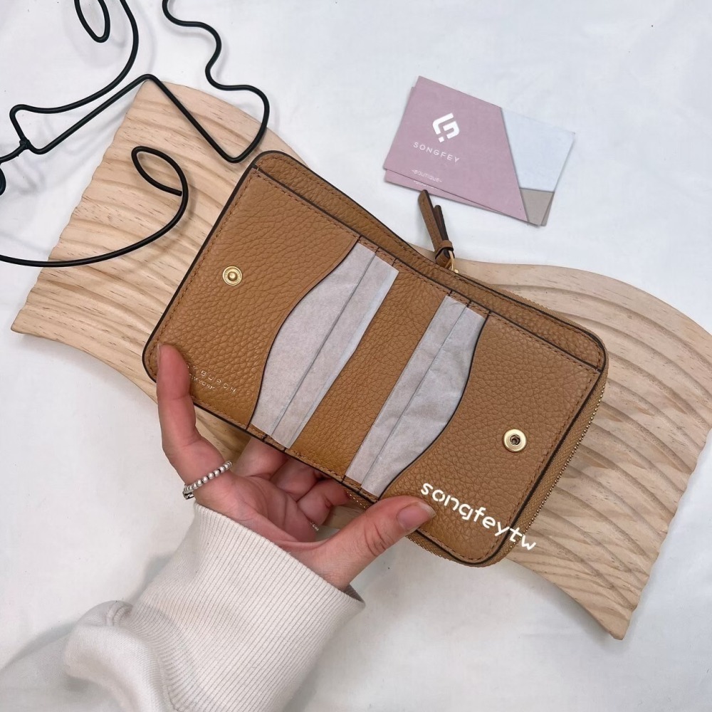 美國代購🇺🇸台灣現貨 Tory Burch｜TB THEA 浮雕logo 兩折短夾-細節圖3