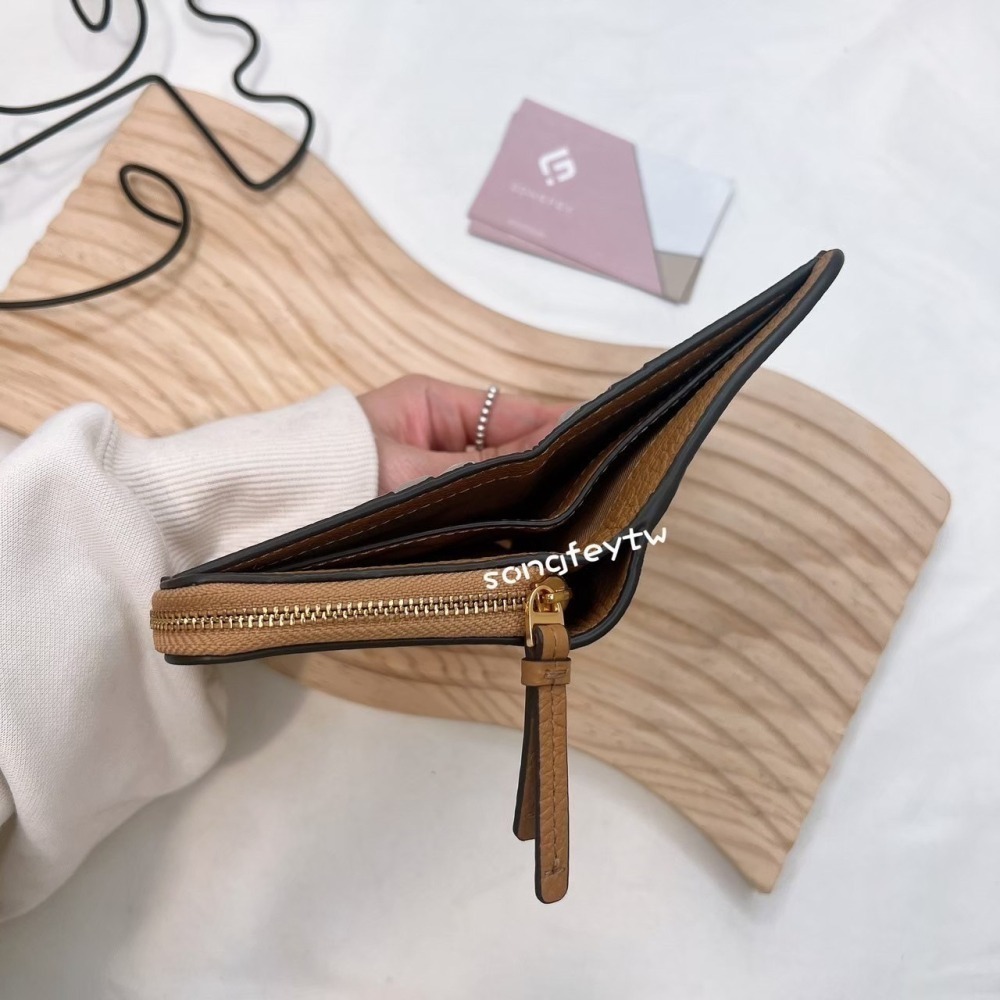 美國代購🇺🇸台灣現貨 Tory Burch｜TB THEA 浮雕logo 兩折短夾-細節圖4