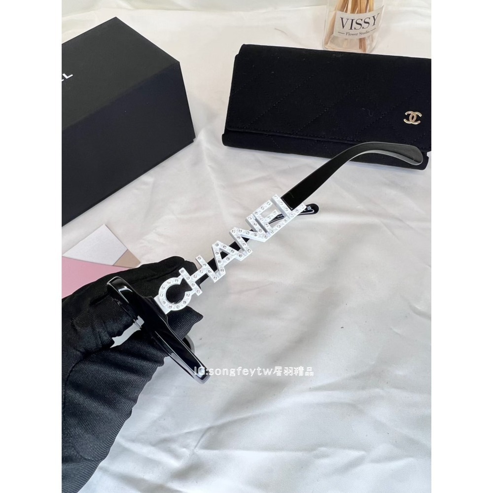 歐美代購🇺🇸台灣現貨 CHANEL 方形墨鏡 水鑽字樣太陽眼鏡-細節圖2