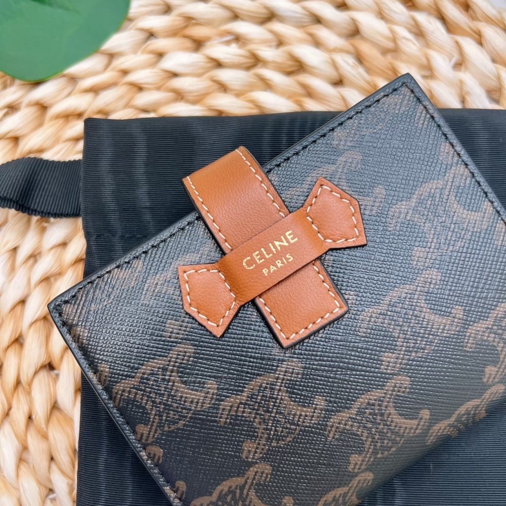 歐美代購 台灣現貨 Celine 經典TRIOMPHE滿版老花帆布拼接小羊皮壓釦短夾-細節圖2