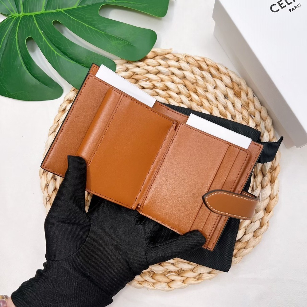 歐美代購 台灣現貨 Celine 經典TRIOMPHE滿版老花帆布拼接小羊皮壓釦短夾-細節圖3