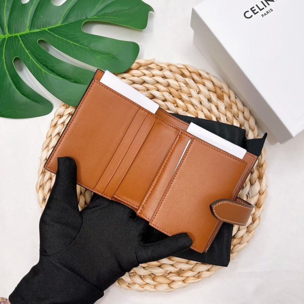 歐美代購 台灣現貨 Celine 經典TRIOMPHE滿版老花帆布拼接小羊皮壓釦短夾-細節圖4