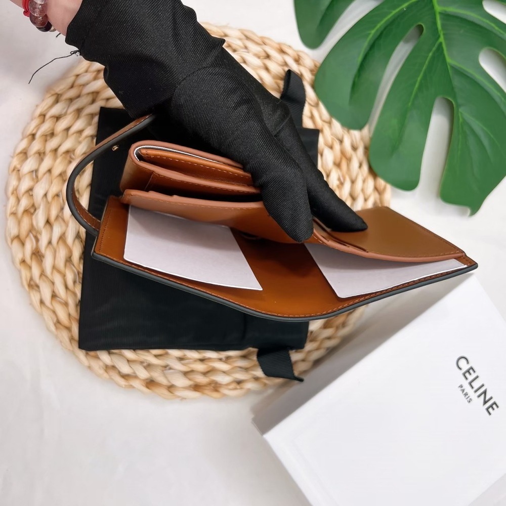 歐美代購 台灣現貨 Celine 經典TRIOMPHE滿版老花帆布拼接小羊皮壓釦短夾-細節圖5