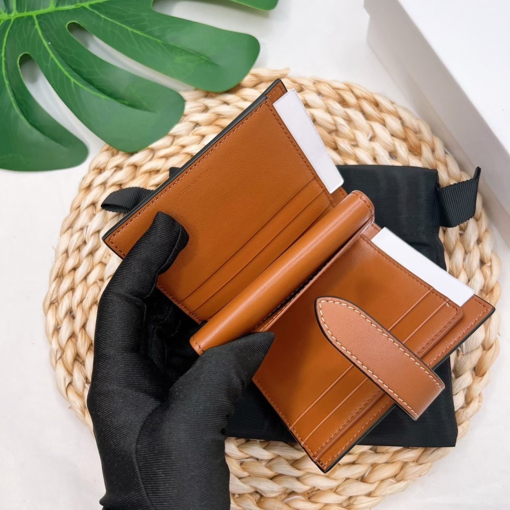 歐美代購 台灣現貨 Celine 經典TRIOMPHE滿版老花帆布拼接小羊皮壓釦短夾-細節圖6