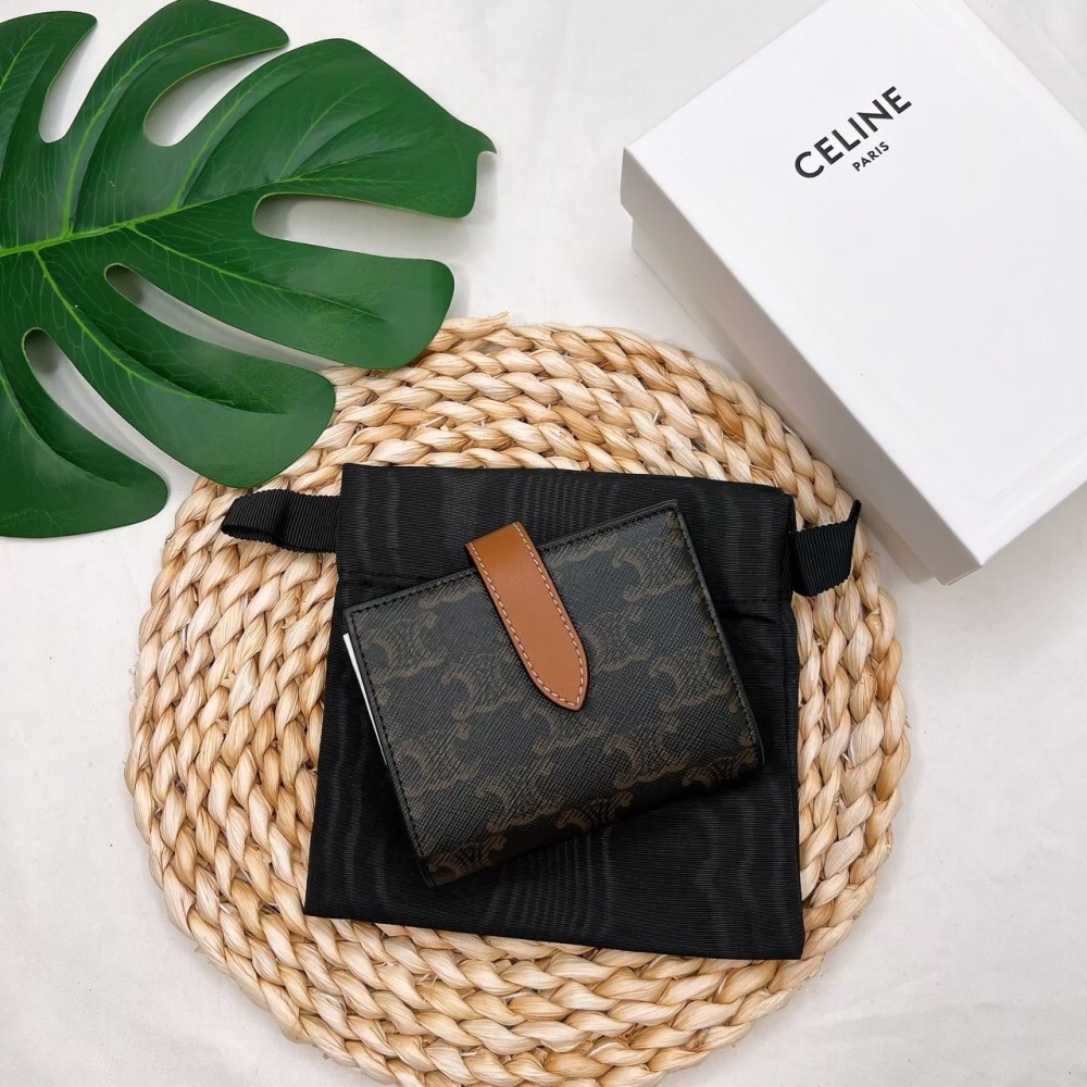 歐美代購 台灣現貨 Celine 經典TRIOMPHE滿版老花帆布拼接小羊皮壓釦短夾-細節圖7