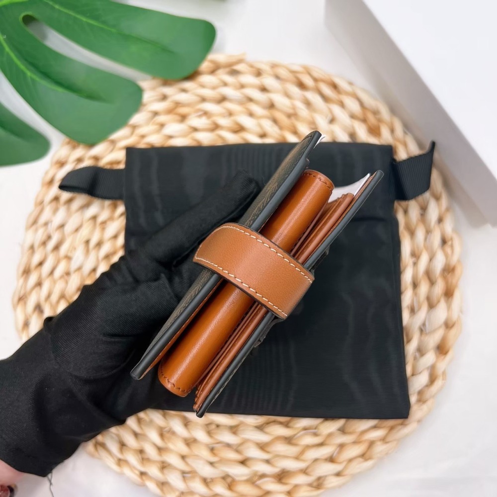 歐美代購 台灣現貨 Celine 經典TRIOMPHE滿版老花帆布拼接小羊皮壓釦短夾-細節圖8