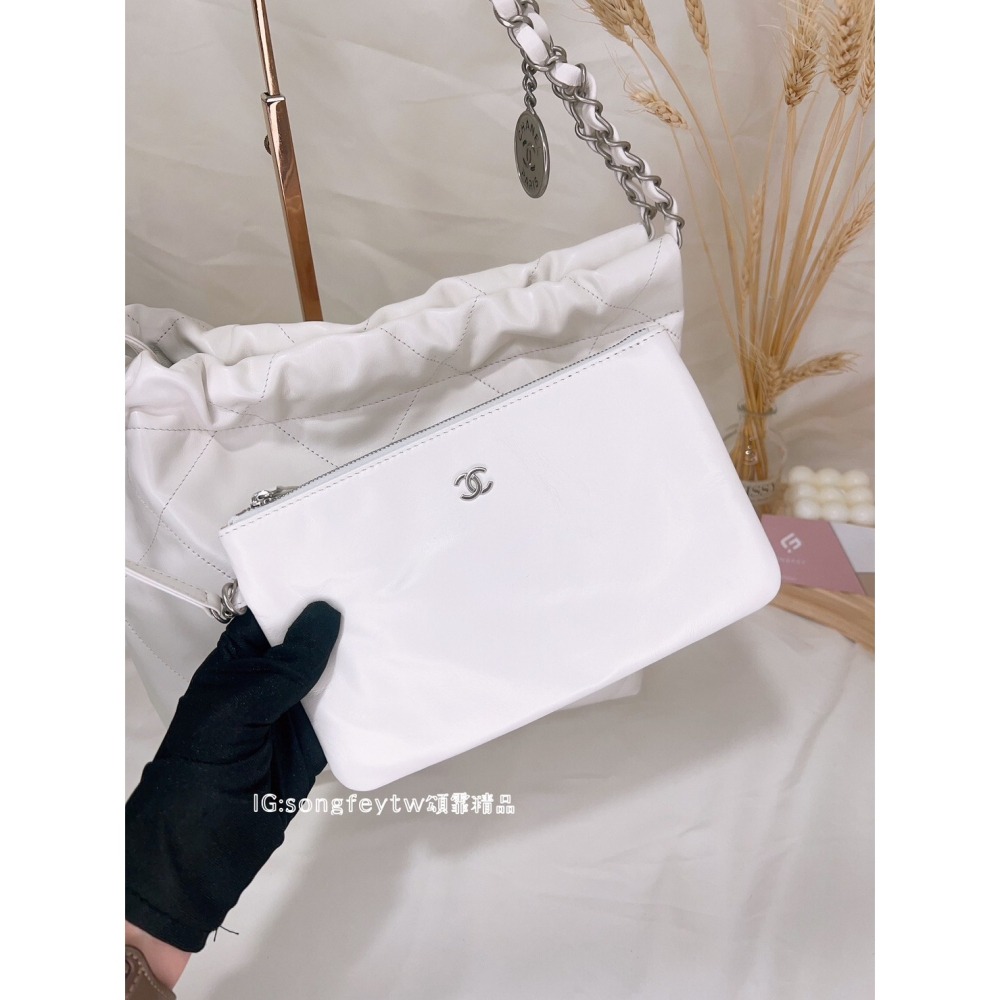 歐美代購 台灣現貨 CHANEL 22 小牛皮銀鍊白色 肩背包/垃圾包 (ˇ中款/晶片款)-細節圖2