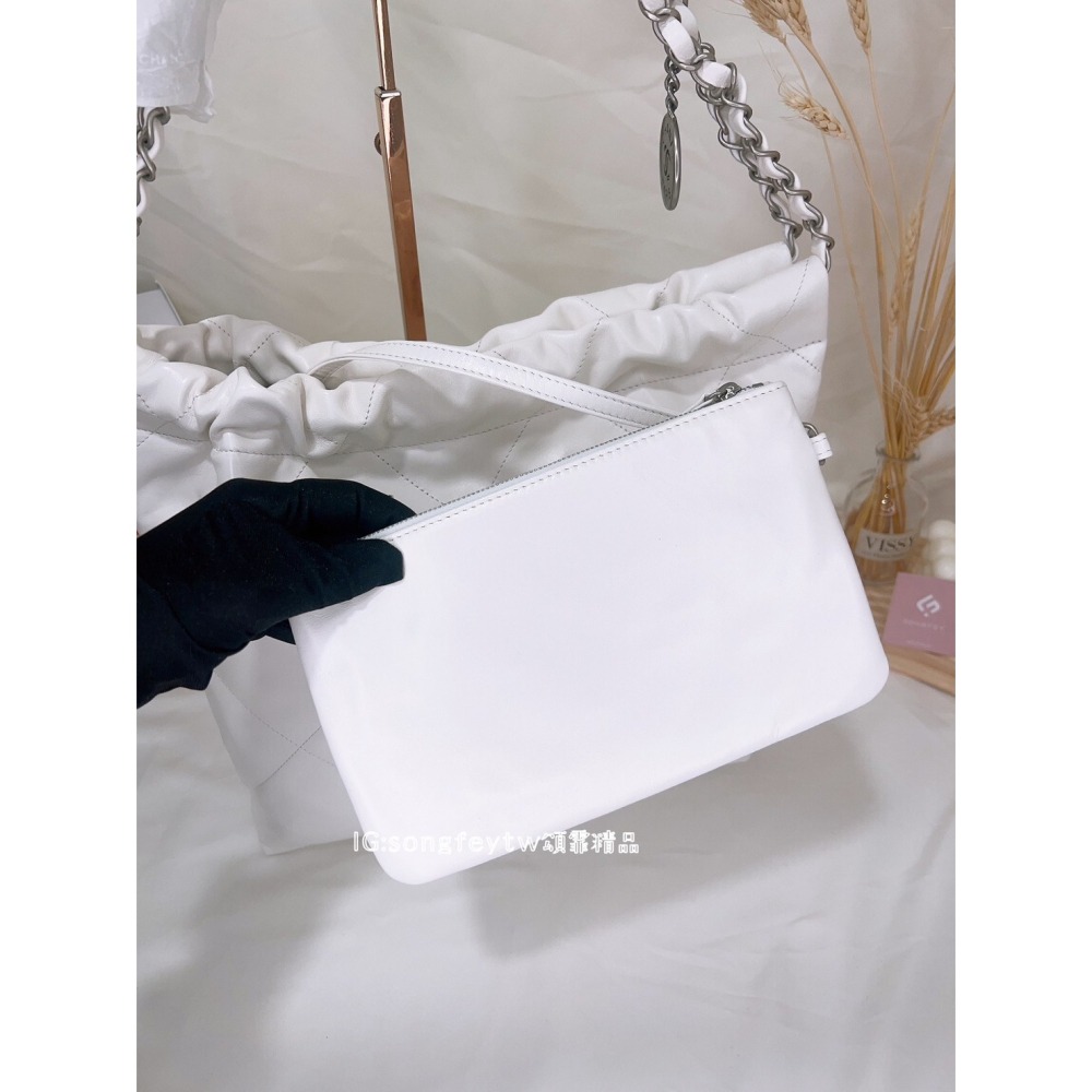 歐美代購 台灣現貨 CHANEL 22 小牛皮銀鍊白色 肩背包/垃圾包 (ˇ中款/晶片款)-細節圖3