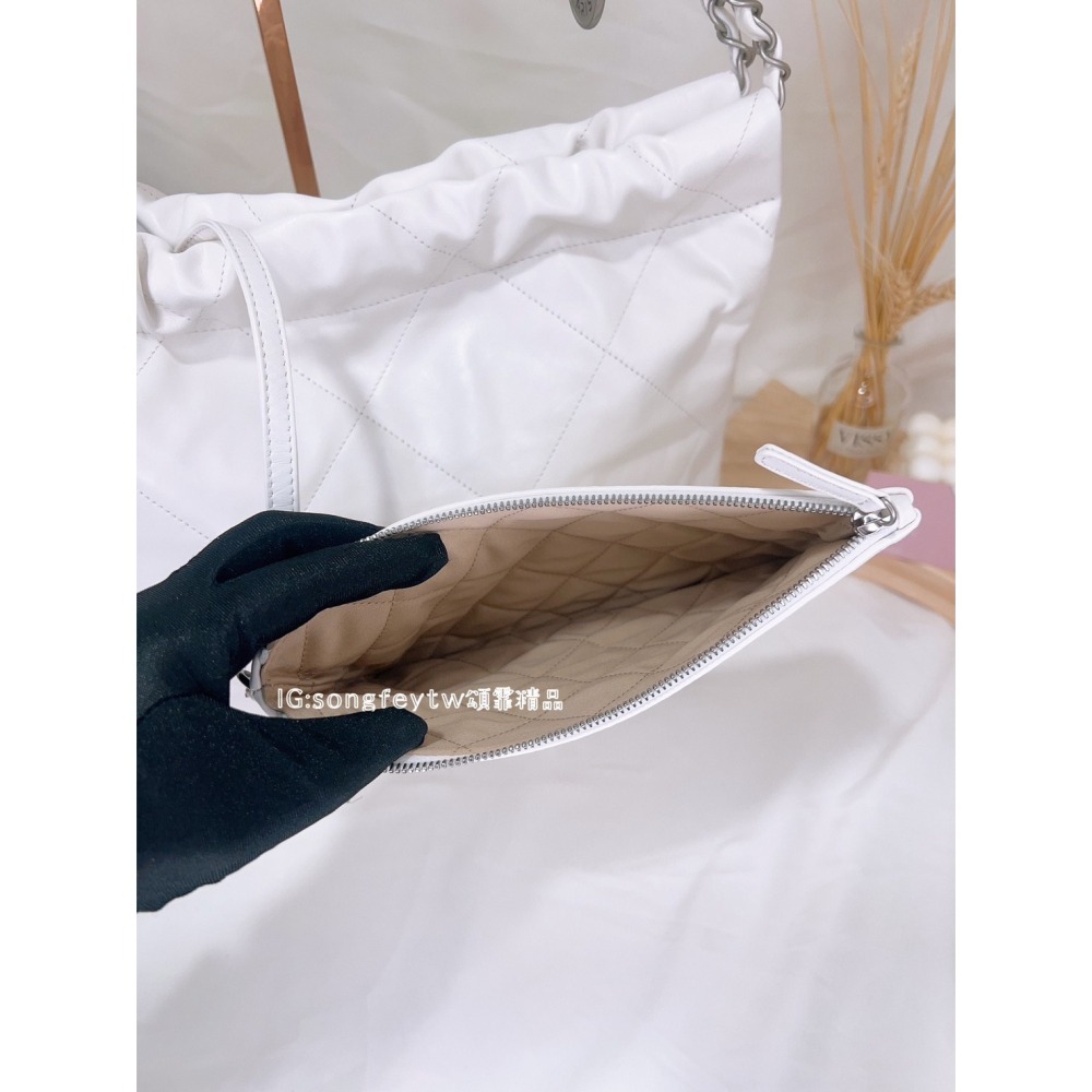 歐美代購 台灣現貨 CHANEL 22 小牛皮銀鍊白色 肩背包/垃圾包 (ˇ中款/晶片款)-細節圖4
