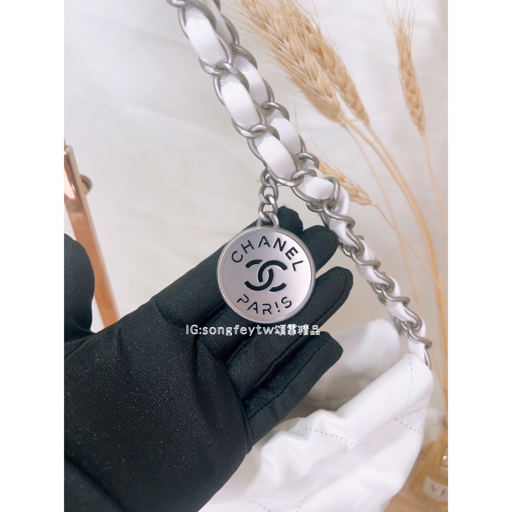 歐美代購 台灣現貨 CHANEL 22 小牛皮銀鍊白色 肩背包/垃圾包 (ˇ中款/晶片款)-細節圖5
