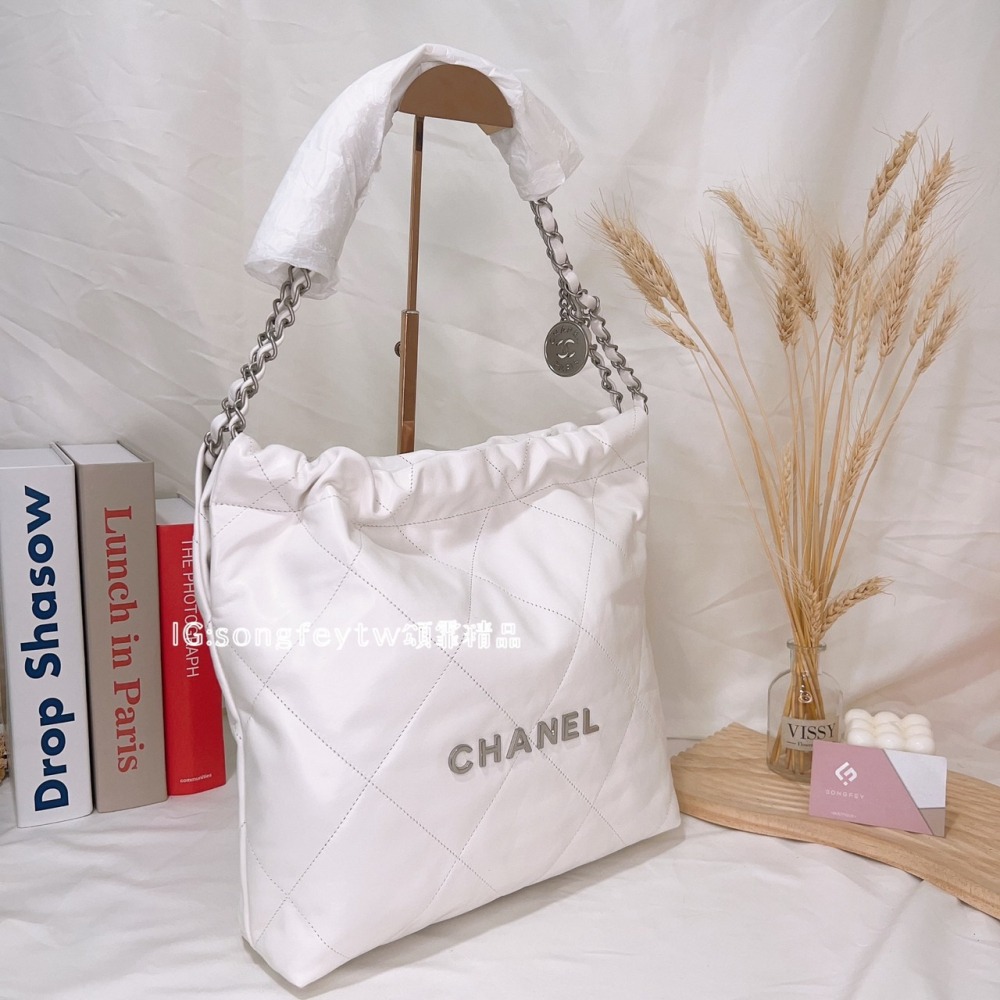 歐美代購 台灣現貨 CHANEL 22 小牛皮銀鍊白色 肩背包/垃圾包 (ˇ中款/晶片款)-細節圖6