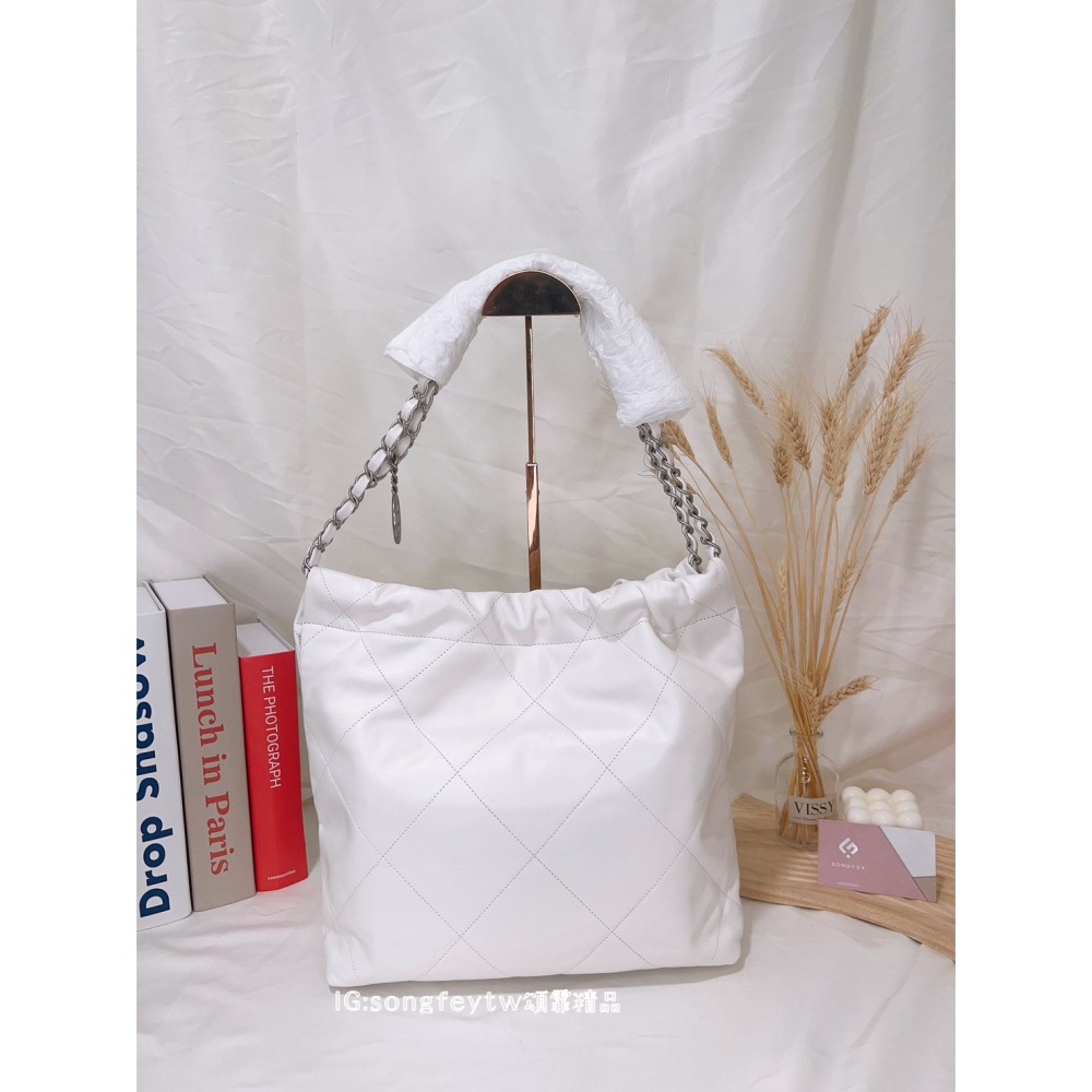 歐美代購 台灣現貨 CHANEL 22 小牛皮銀鍊白色 肩背包/垃圾包 (ˇ中款/晶片款)-細節圖7