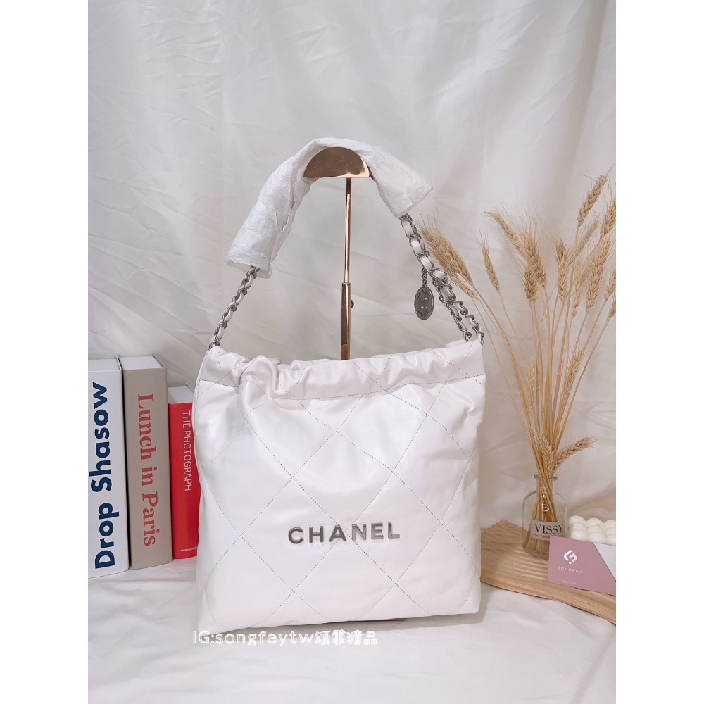歐美代購 台灣現貨 CHANEL 22 小牛皮銀鍊白色 肩背包/垃圾包 (ˇ中款/晶片款)-規格圖7